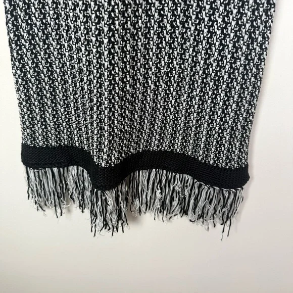 English Factory Black White Chunky Knit Sleeveless Fringe Hem Dress - Picture 4 of 5